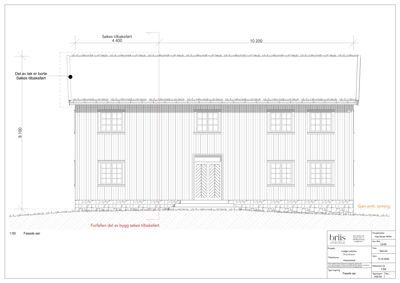 Fasadetegning som viser fronten på en bygning med vinduer, dører og mål. Tegningen inneholder også notater om søknad om tilbakeføring av deler av tak og bygning.