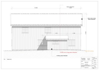 Fasadetegning som viser fronten på en bygning med mål, vinduer og notater om søkte endringer.
