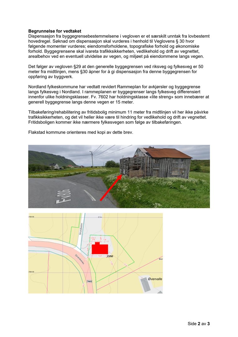 Fotografi av en gammel, delvis nedbrutt hytte ved en vei med en rød pil som peker på bygningen.