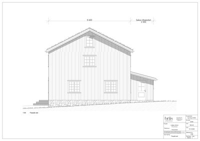 Fasadetegning av en bygning sett fra øst, med oppgitt mål og detaljer om vinduer og tak.