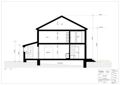 Snittegning (Gjen.snitt, terreng) som viser bygningens tverrsnitt med romfordeling, høyder og konstruksjonsdetaljer.