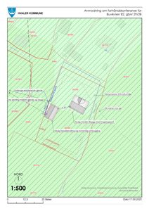 Situasjonsplan som viser tomtens grenser, eksisterende og planlagt bebyggelse, høydemål, gjerder og naboeiendommer.