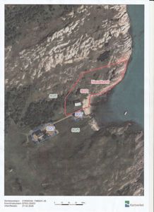 Flyfoto eller satellittbilde av et område med overlagte tegninger som viser tomtegrenser (røde og blå linjer) og bygninger. Bildet inneholder også koordinater og utskriftsdato.