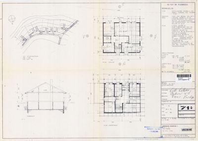Dette bildet viser en samling tegninger for en bygning. Det er inkludert en situasjonsplan (øvre venstre), etasjeplaner for 1. etasje (øvre høyre) og underetasje (nederste høyre), samt et tverrsnitt (nederste venstre).