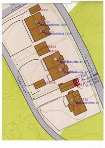Situasjonsplan som viser tomtene og bygningene i Bjørgstadsletta med gatelysning og eiendomsnummer.