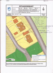 Situasjonskart som viser eiendomsnummer, adresse, bygningers plassering på tomten, og tilstøtende veger og arealer.