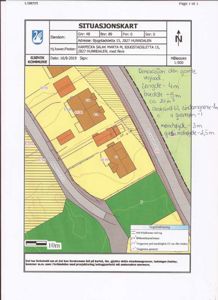 Situasjonskart som viser eiendomsnummer, adresse, bygningers plassering på tomten, og tilstøtende veger og arealer.