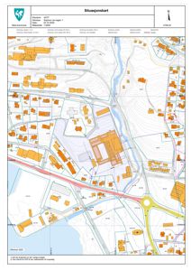 Situasjonskart som viser eiendomsnummer, adresse, dato, målestokk, nabolag, veier, vannløp og topografi.