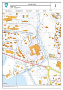 Situasjonskart som viser eiendomsgrunn, bygninger, veier og topografi for adressen Sørhug Ue-vegen 1.