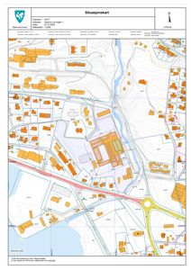 Situasjonskart som viser eiendomsnummer, adresse, dato, målestokk og nabolagsforhold med topografi.