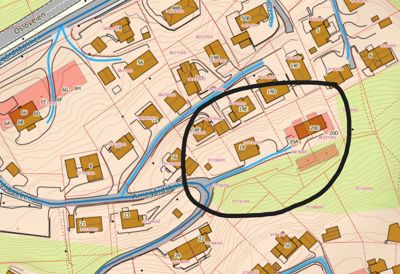 Situasjonsplan som viser tomtegrenser, bygninger, veier og høydeforhold (konturlinjer) i et område.