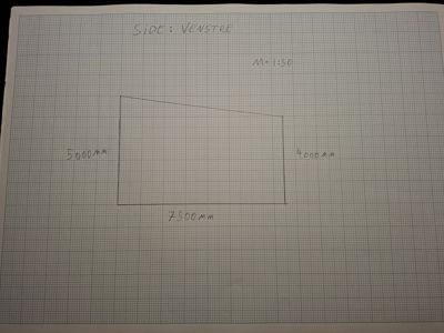 Håndtegnet etasjeplan eller grunnplan som viser en trapesformet bygning med mål i millimeter.