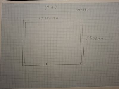 Et håndtegningsplan over et rom med mål 10.000 mm x 7.500 mm.