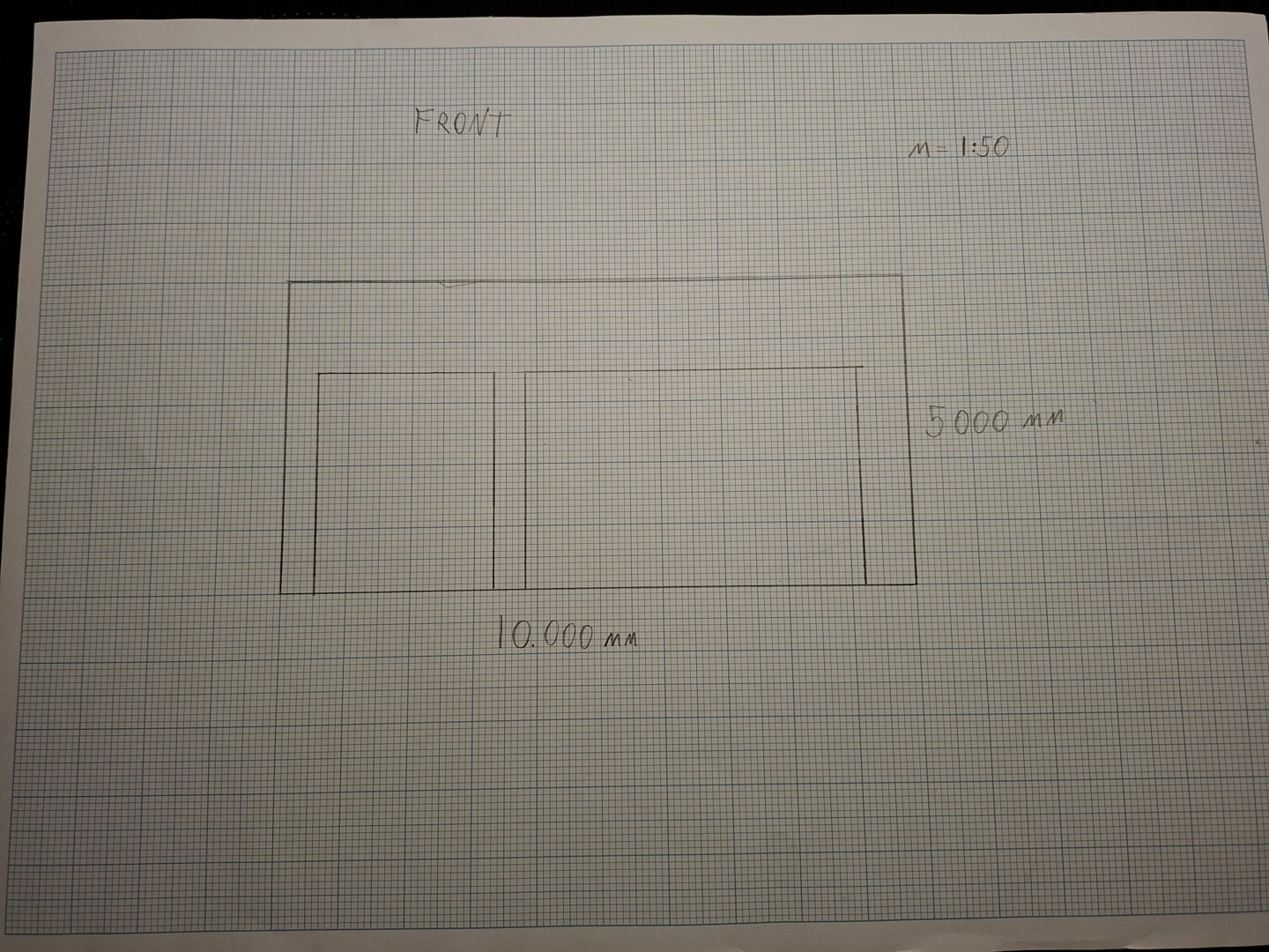 Håndtegnet fasadetekning av en bygning sett fra fronten, med mål og skala.