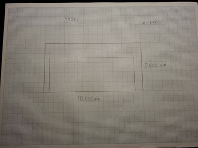 Håndtegnet fasadetekning av en bygning sett fra fronten, med mål og skala.
