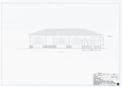 Fasadetegning som viser fronten på en bygning med garasjeporter og en tilhørende inngangsparti.