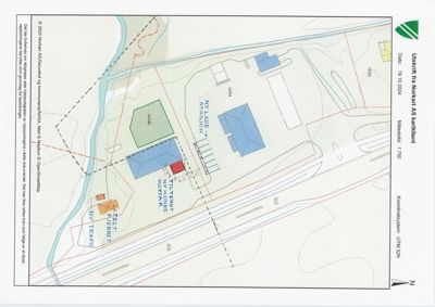 Situasjonsplan som viser tomtens beliggenhet, eksisterende og planlagte bygninger, infrastruktur (veier, jernbane) og arealbruk.