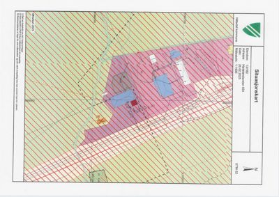 Situasjonskart som viser tomtens beliggenhet, omgivende infrastruktur, og arealbruksinndeling.
