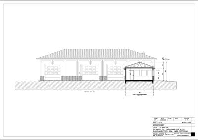 Fasadetegning (opprikk) av en bygning med garasjeporter og et tilhørende hus, sett fra øst.