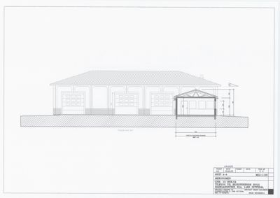 Fasadetegning som viser bygningens utseende fra utsiden, inkludert garasjer, takform og en tilbyggelse med mål.