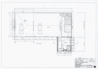 Etasjeplan (Plan 1. etasje) som viser romfordeling, parkeringsplasser og dimensjoner for en bygning.