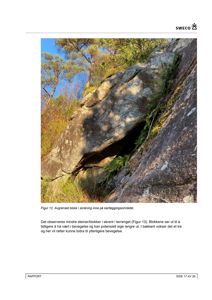 Fotografi av en steinblokk i skråning med tekstbeskrivelse om geologi og stabilitet.