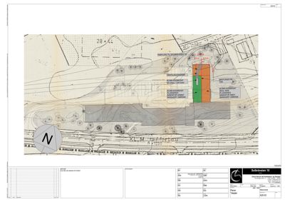 Situasjonsplan som viser tomtens form, grenser, eksisterende beplantning, samt plassering av nye klimaggregat og ventilasjonsrør.