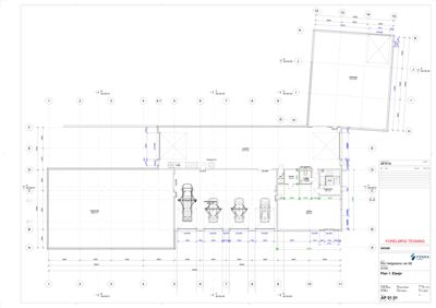 Etasjeplan (Plan 1. Etasje) som viser romfordeling, parkeringsplasser og dimensjoner for en bygning.