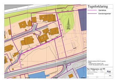 Situasjonsplan som viser eiendomsgrenser, gjerdelinjer, tomteforhold og plassering av bygninger i forhold til veier.