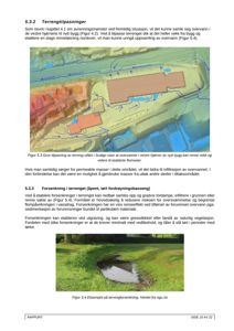 Fotografi av en terrengforsenkning (åpent, tørt forureningsbasseng) i grøft med vann i bunnen.