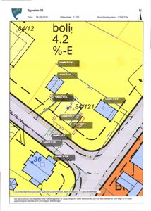 Situasjonsplan som viser tomtens form, grenser, naboeiendommer og plassering av boliger med mål.