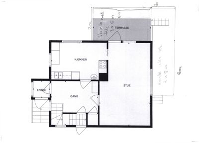Etasjeplan som viser romfordeling (stue, kjøkken, gang, entré) og tilhørende terrasse med mål.