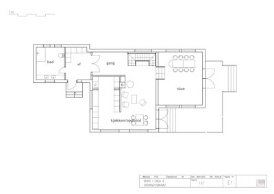 Etasjeplan (1. etasje) som viser romfordeling, inngang, trapp og plassering av kjøkken, stue, bad og gang.