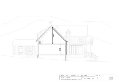 Snittegning (tverrsnitt) av en bygning med mål og detaljer.