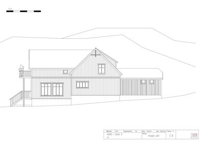 Fasadetegning (opprikk) av en hytte sett fra øst. Tegningen viser bygningens utvendige utseende, takform, vinduer, balkong og terrassetrinn.