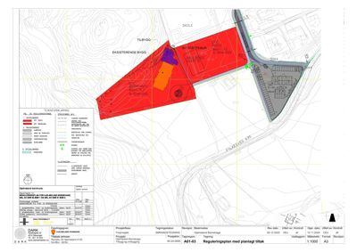 Situasjonsplan som viser tomtens beliggenhet, eksisterende og planlagt bebyggelse, samt reguleringer og infrastruktur.