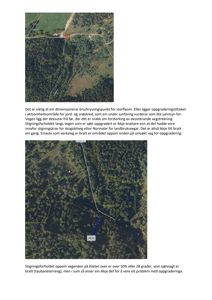 Flyfoto eller ortofoto av et terrengområde med overlagte linjer som viser stigningsforhold, vegforløp og et oppgraderingstiltak. Bildet inneholder også tekstbeskrivelser om stigningsprosent og grad.