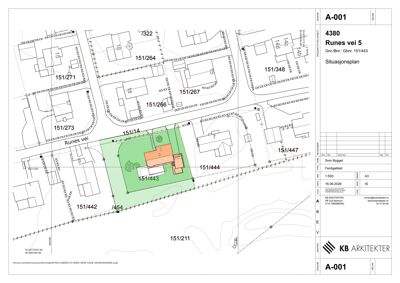Situasjonsplan som viser bygningens plassering på tomtegrunn 151/443 i forhold til nabolag og veier.