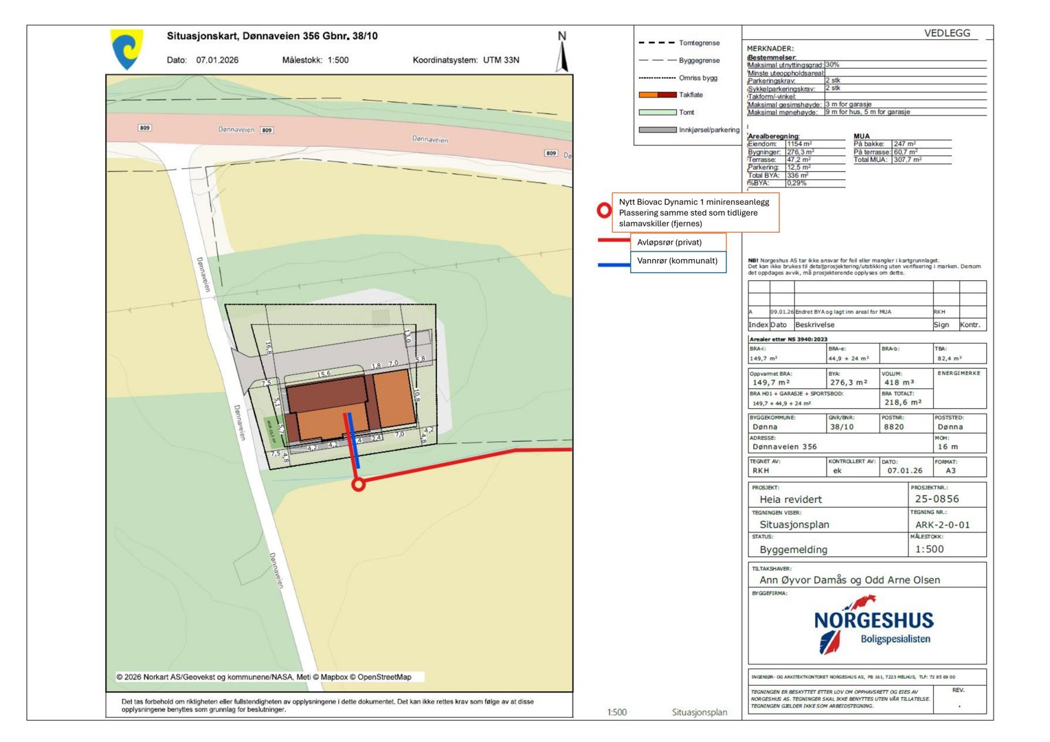 Situasjonsplan som viser bygningens plassering i forhold til naboeiendom og vei, med tilhørende teknisk informasjon og tegningsnummer.