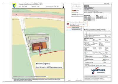 Situasjonsplan som viser tomtens grenser, naboeiendom, veier og bygningens plassering med overlag av vannrør og avløpsrør.