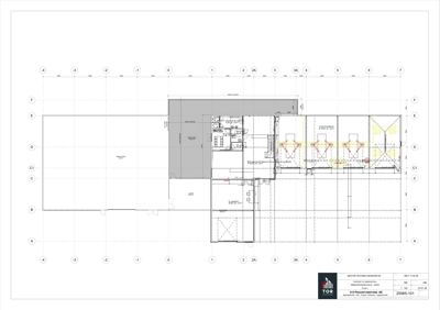 Etasjeplan som viser romfordeling, veggposisjon og dimensjoner for en teknisk anlegg (motor teknisk).