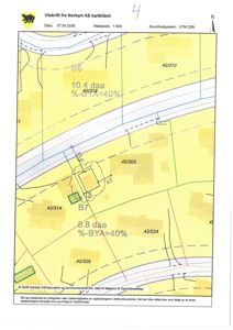 Situasjonsplan (kart) som viser eiendomsnummer, areal i dekar og bebyggelsesareal (BYA).