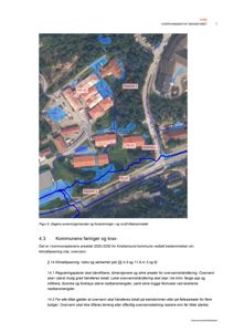 Et flyfoto (satellittbilde) av et område med bygninger, veier og vegetasjon, overlagret med blå linjer som viser flomveier og områder for klimatilpasning.