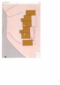 Situasjonsplan som viser en bygning (brun) på en tomt med angitte mål og nabolagsgrenser (grått område).