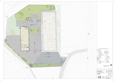Situasjonsplan som viser tomtens form, bygningers plassering, parkeringsplasser og omgivende infrastruktur.