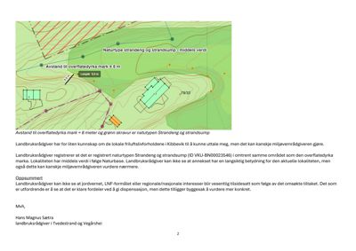 Kart eller situasjonsplan som viser et område med topografi (konturlinjer), en markert naturtype (strandeng og strandsump), og en planlagt eller eksisterende bygning (grønn farget).