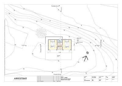 Etasjeplan (Plan 1. etasje) som viser romfordeling, dimensjoner og plassering i forhold til terrenget.
