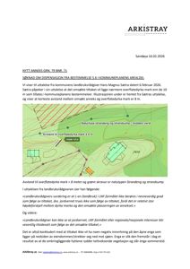 Et kart som viser et område med topografi, markerte områder (grønne felter) og en tekstbeskrivelse av avstander og naturtyper.