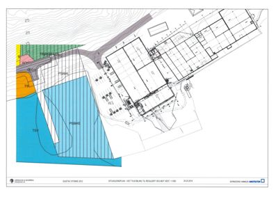Situasjonsplan som viser bygningens plassering i forhold til vei, parkeringsareal (PSBHL, PSBHS) og vann (TSV).