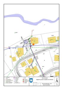 Situasjonsplan som viser tomtens grenser, naboeiendommer, vegnett, høydemål og infrastruktur (vann, avløp, strøm) for eiendommen Annerudskogen 144.